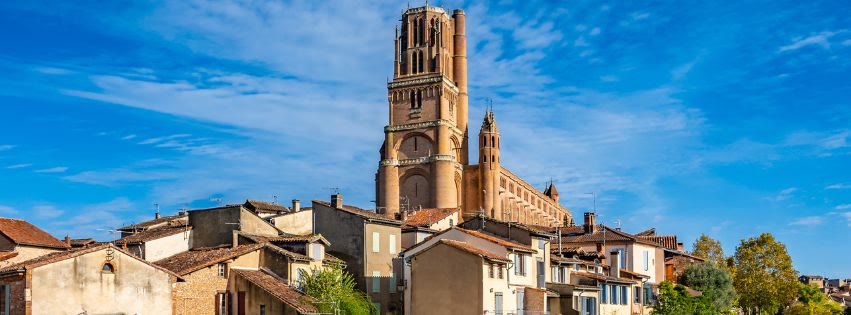 La cathédrale Sainte-Cécile dominant les toits d’Albi