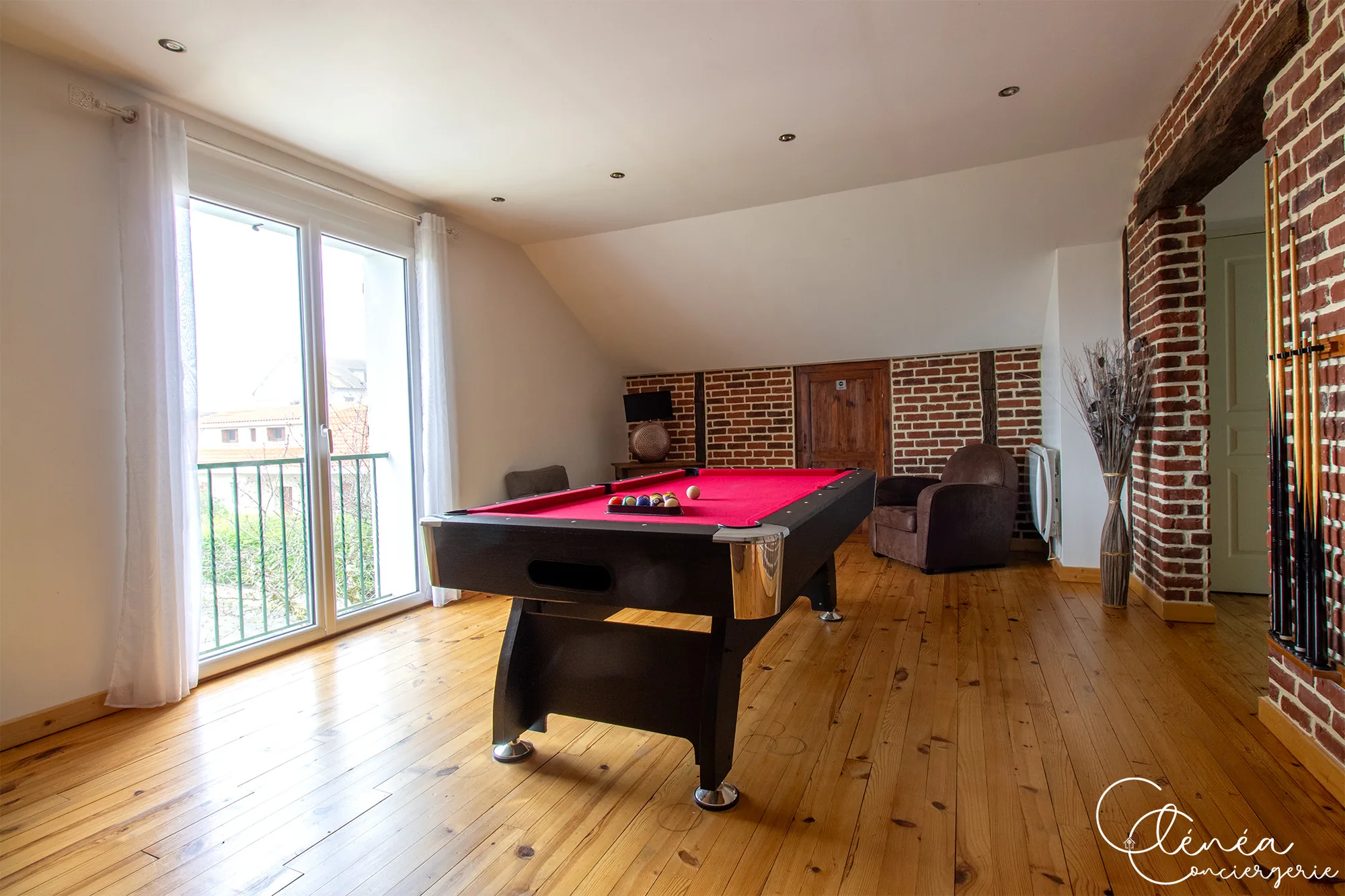 L’Escapade Albigeoise — Salle de jeux sous combles avec billard américain au tapis rouge, parquet clair et murs de briques apparentes