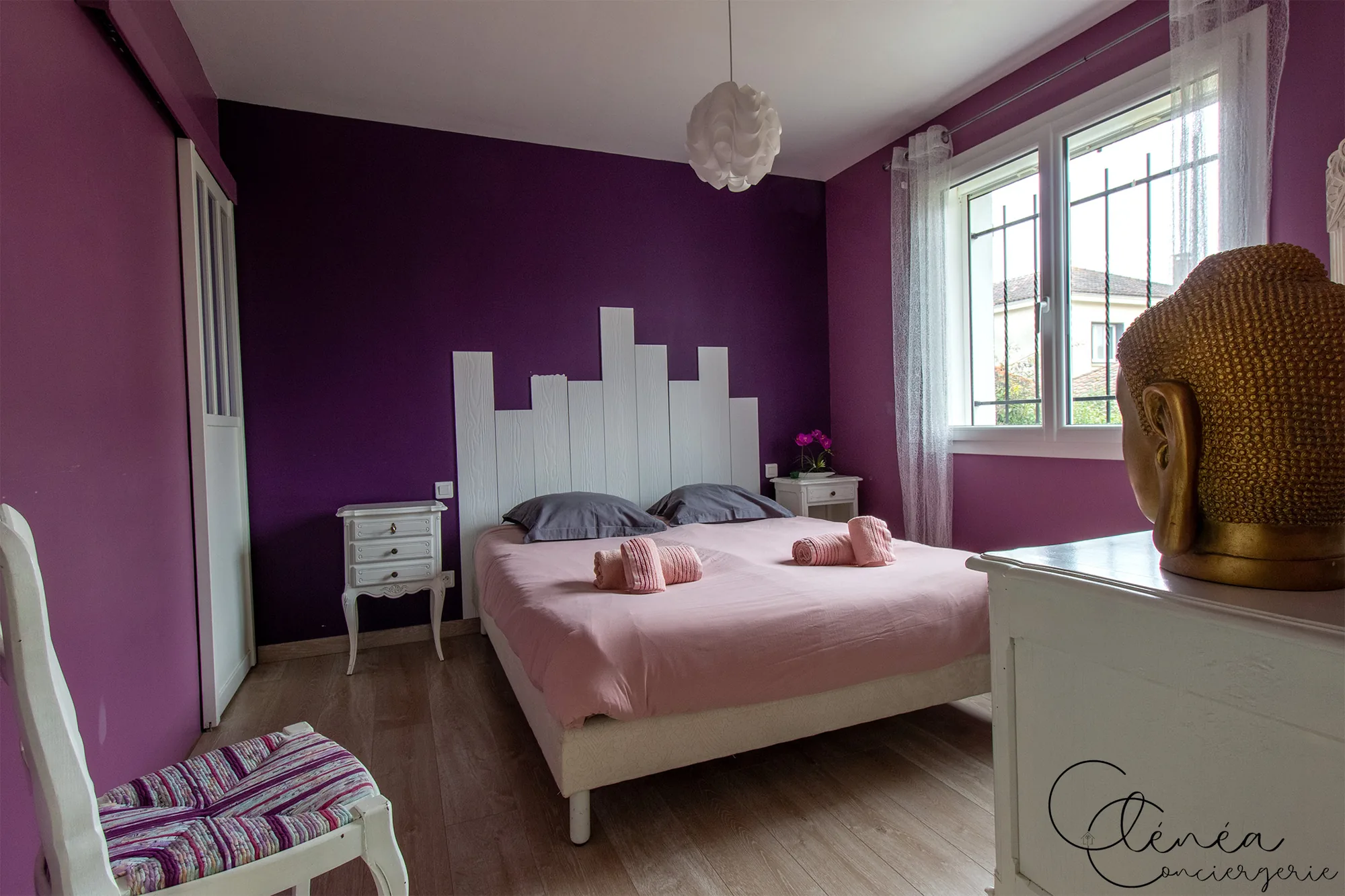 L’Escapade Albigeoise — Chambre aux murs violets avec lit double, tête de lit en lattes blanches et placard coulissant