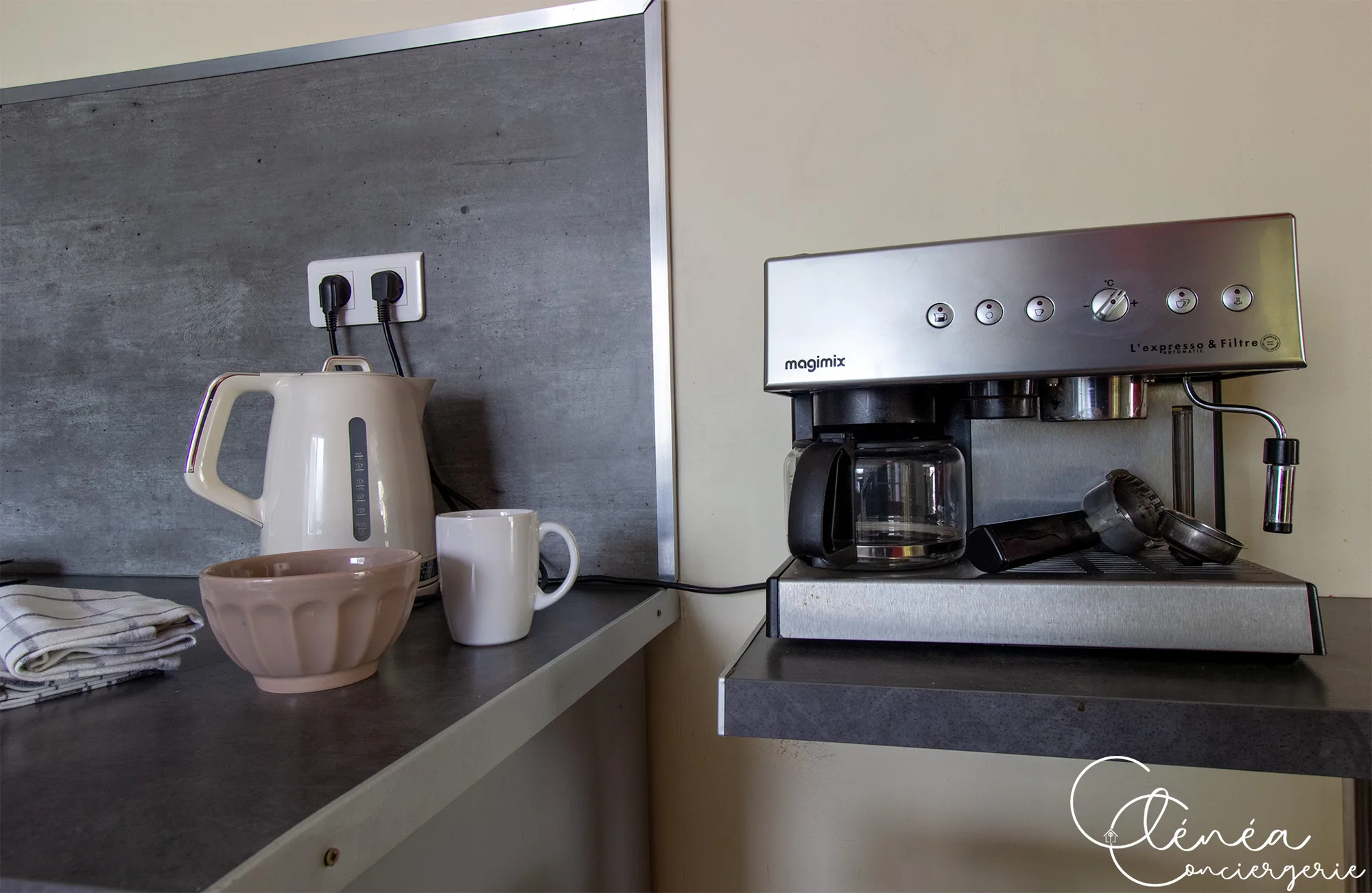 L’Escapade Albigeoise — Percolateur avec verseuse filtre, bouilloire, bol et mug posés sur le plan de travail