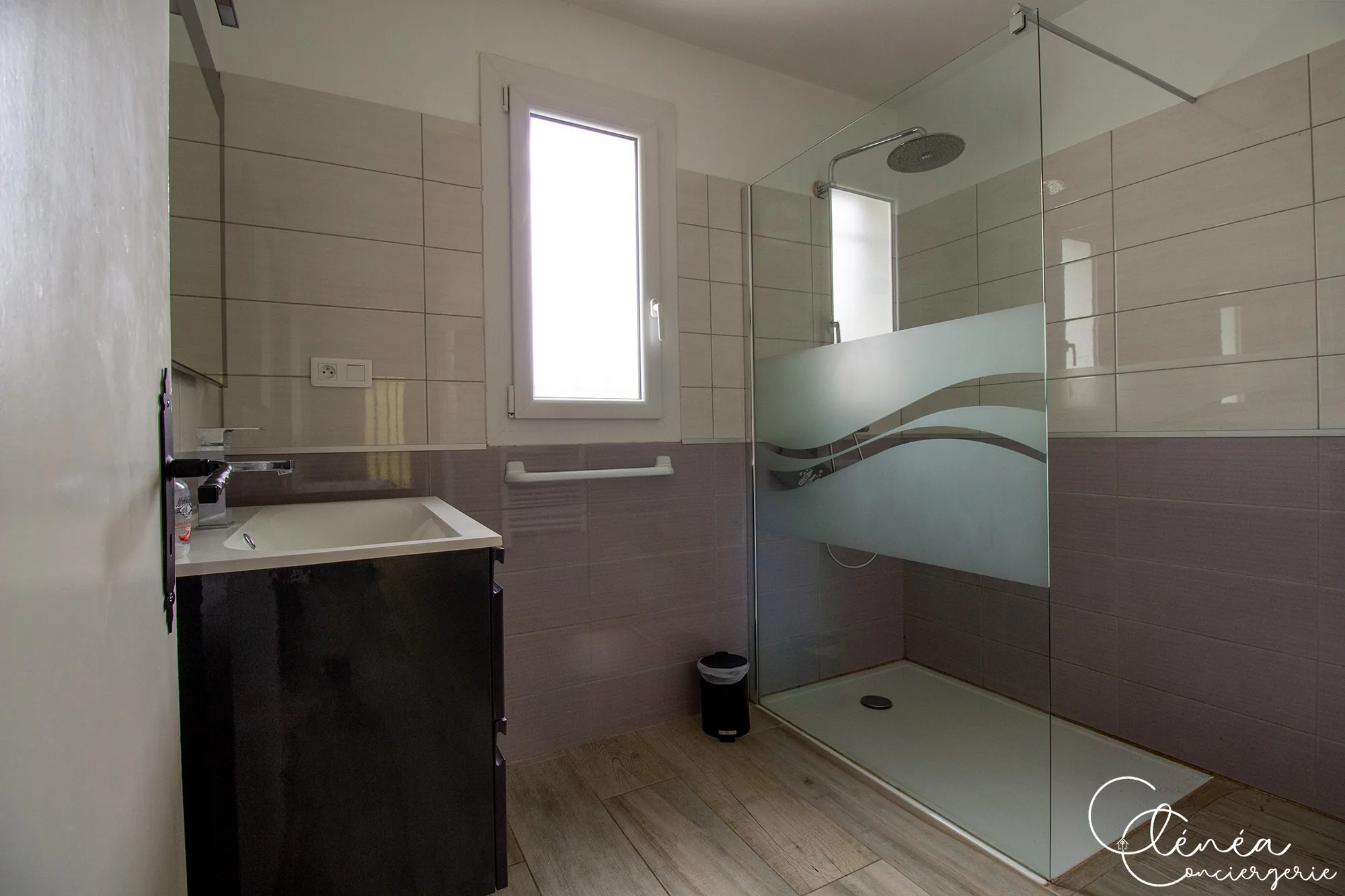 L’Escapade Albigeoise — Salle d’eau carrelée avec douche à l’italienne, paroi vitrée et meuble vasque sombre