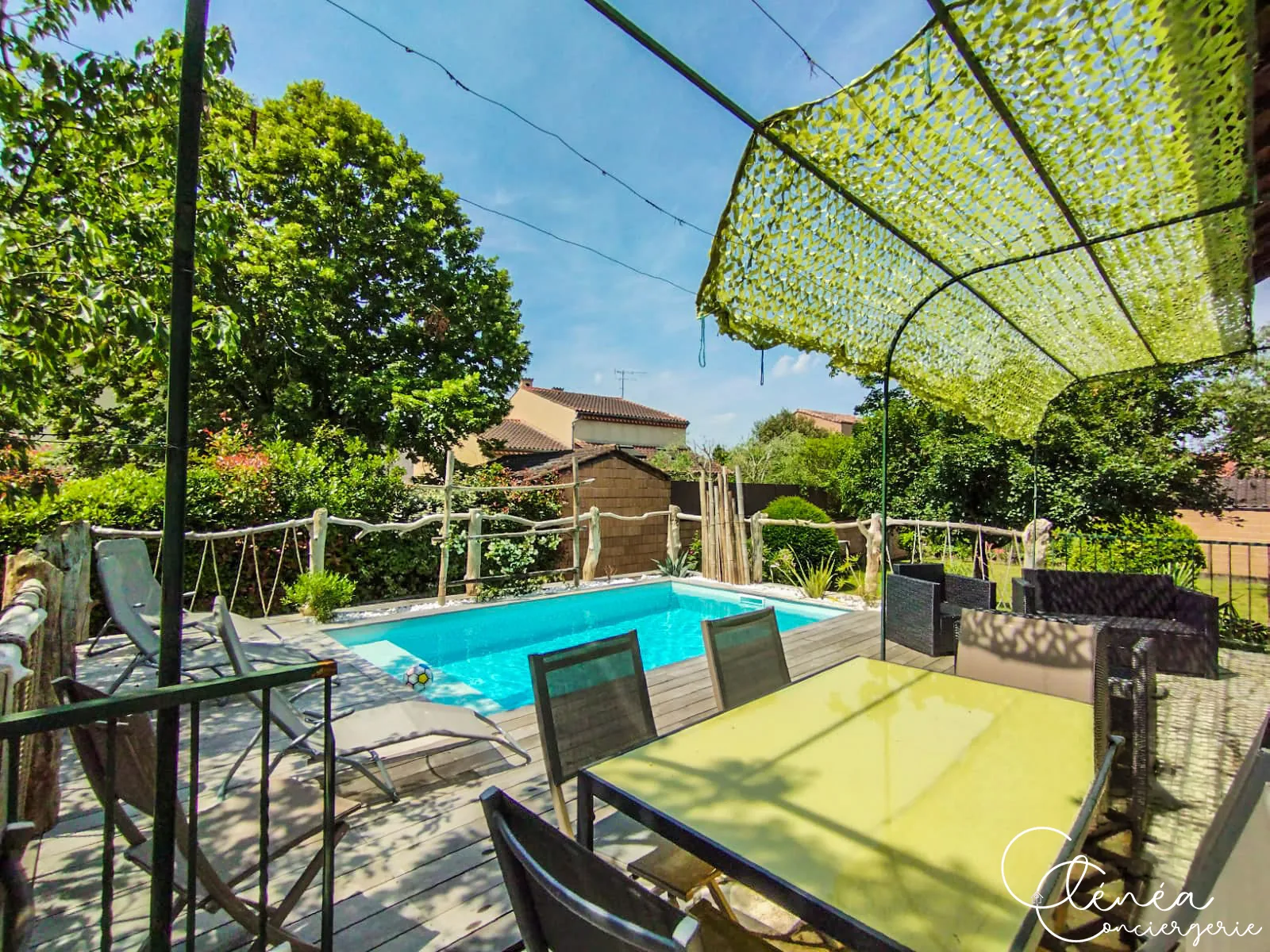 L’Escapade Albigeoise — Table extérieure et chaises installées sur la terrasse, face à la piscine et aux transats