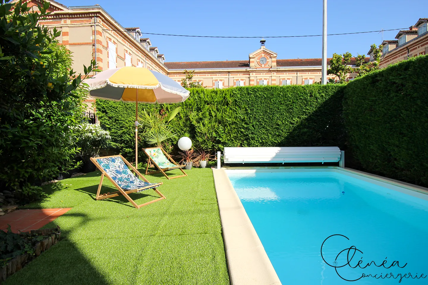 Évasion — Piscine privée bordée de pelouse, avec transats et parasol