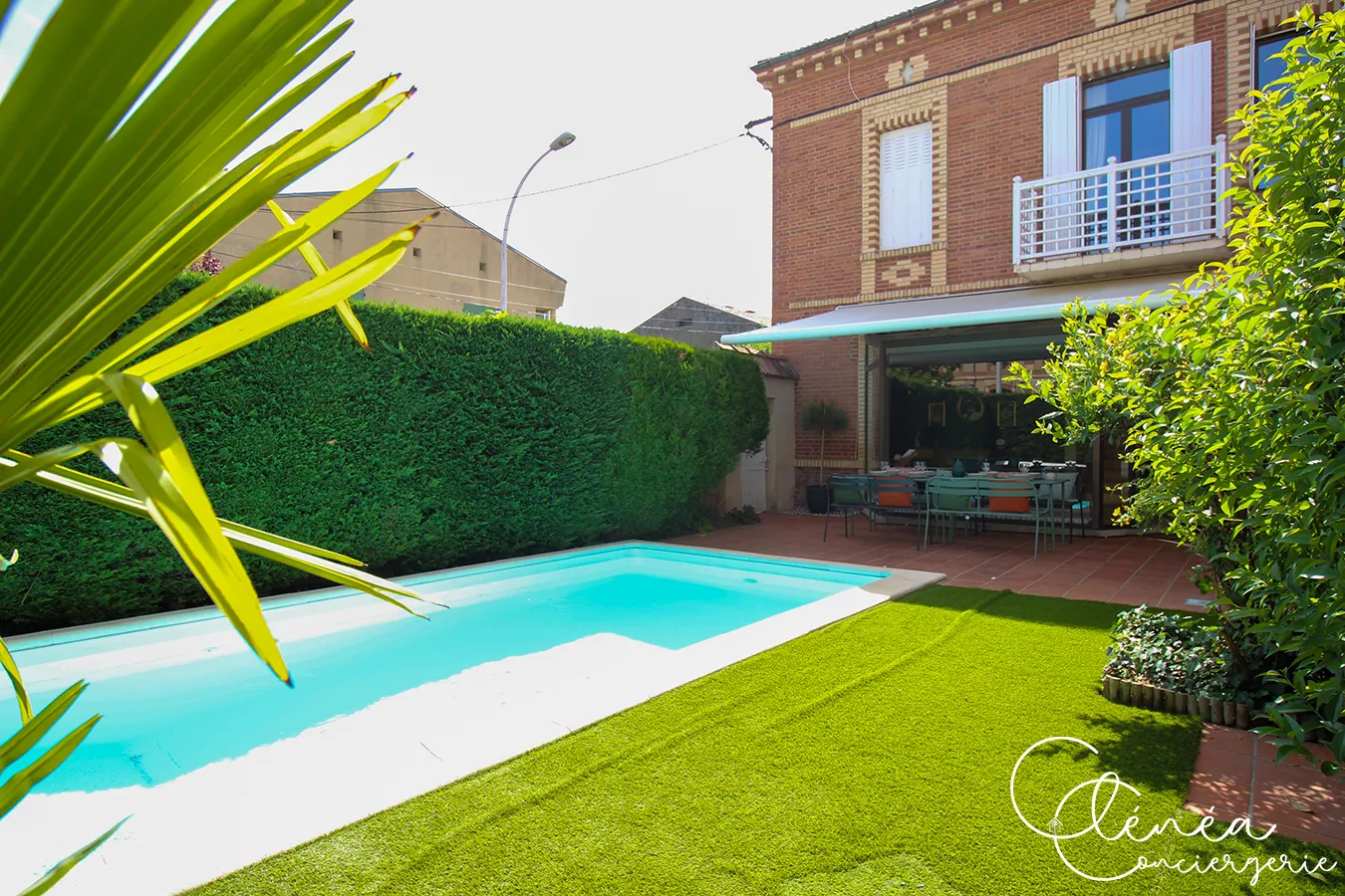 Évasion — Piscine et jardin clos par une haie, vus depuis la terrasse