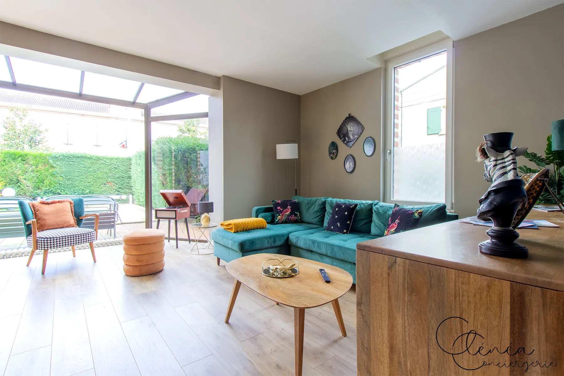 Évasion — Salon ouvert sur la véranda et le jardin par de larges baies vitrées
