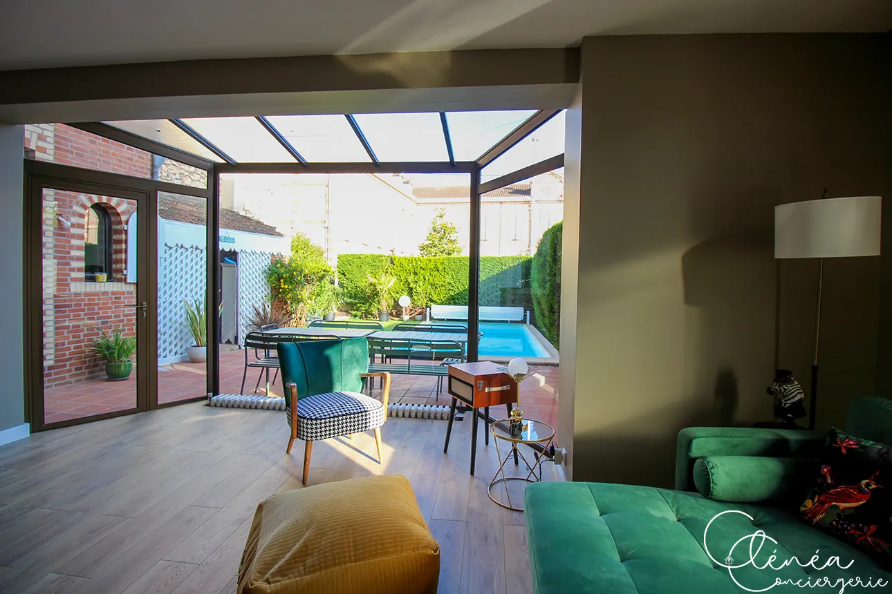 Évasion — Véranda meublée donnant directement sur la piscine et la terrasse