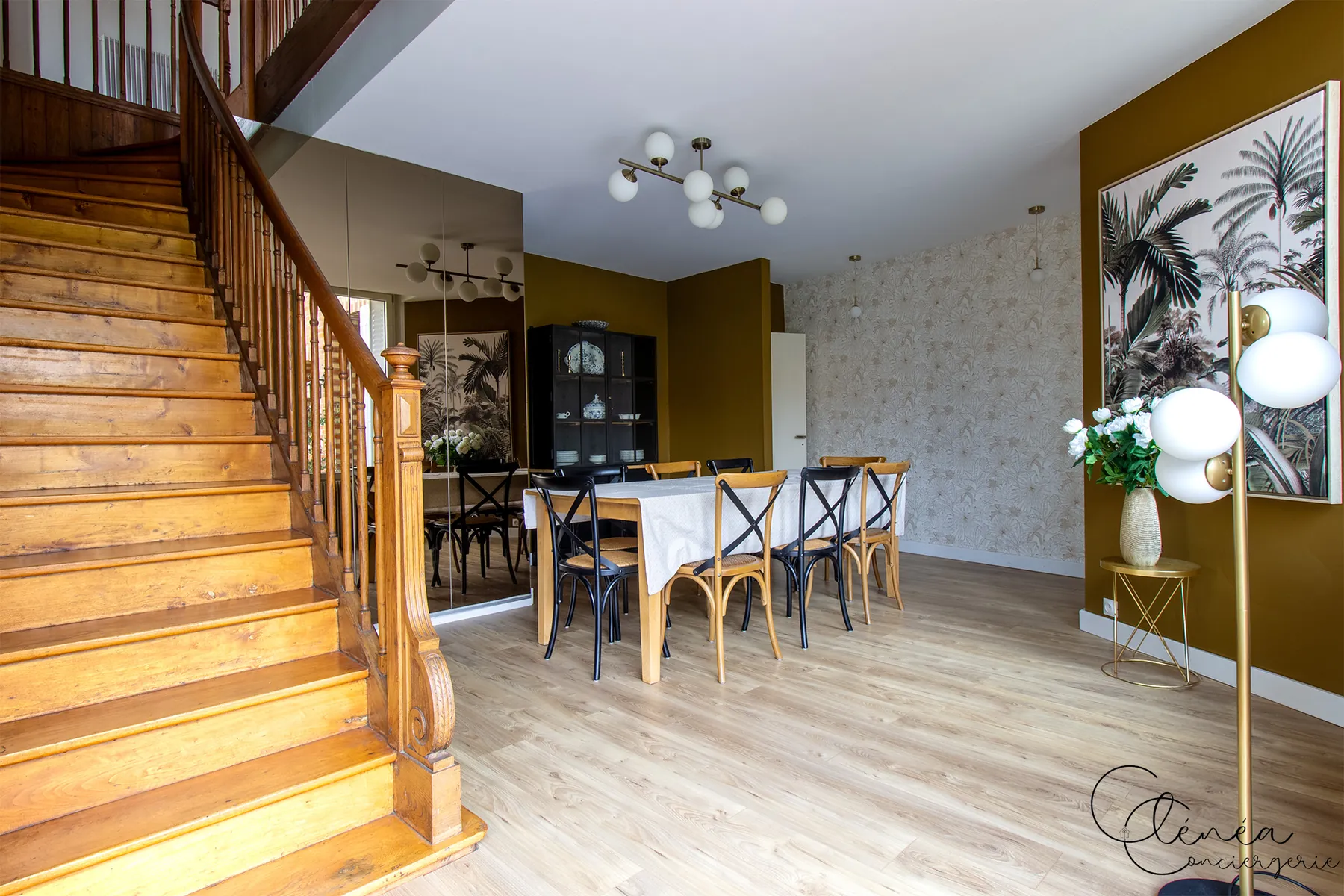 Évasion — Escalier en bois desservant les étages, depuis la salle à manger