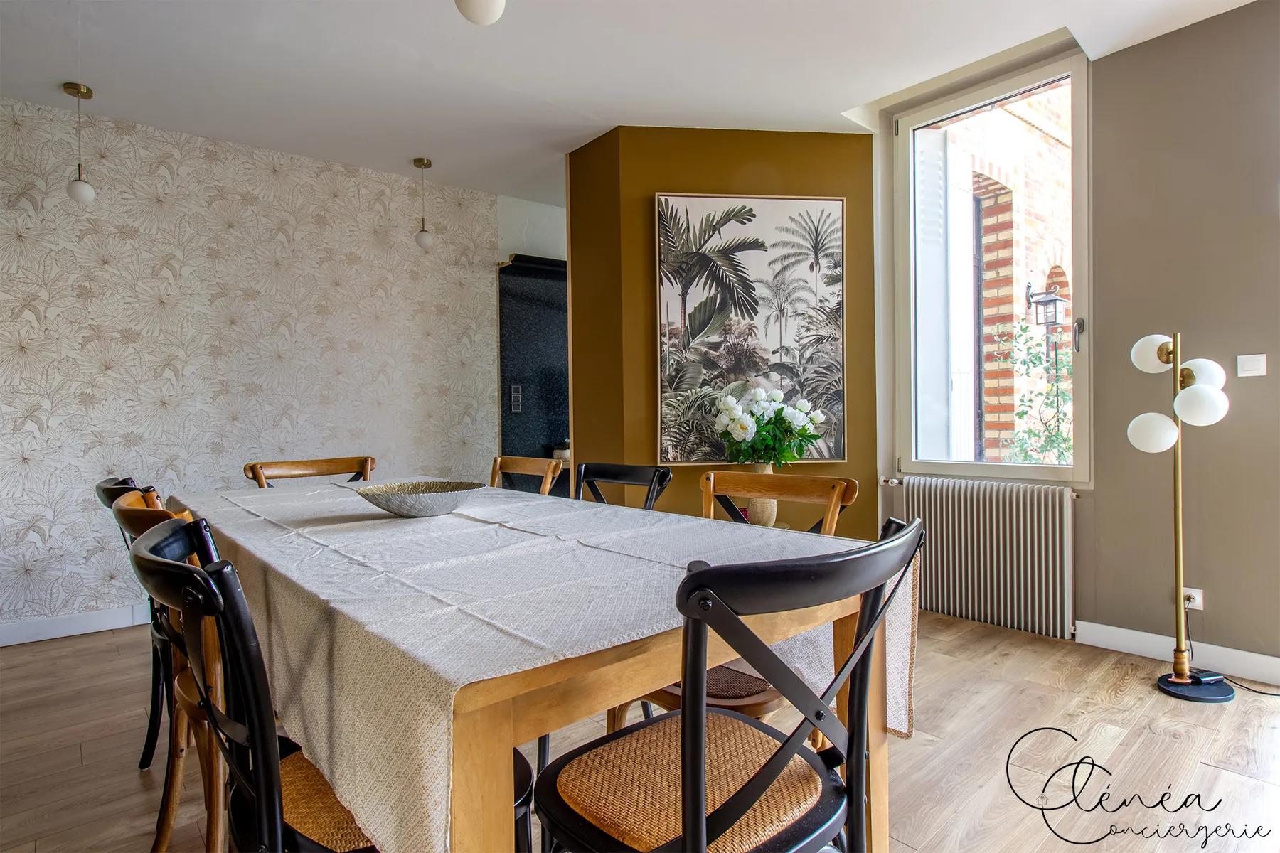 Évasion — Salle à manger habillée d'un papier peint végétal