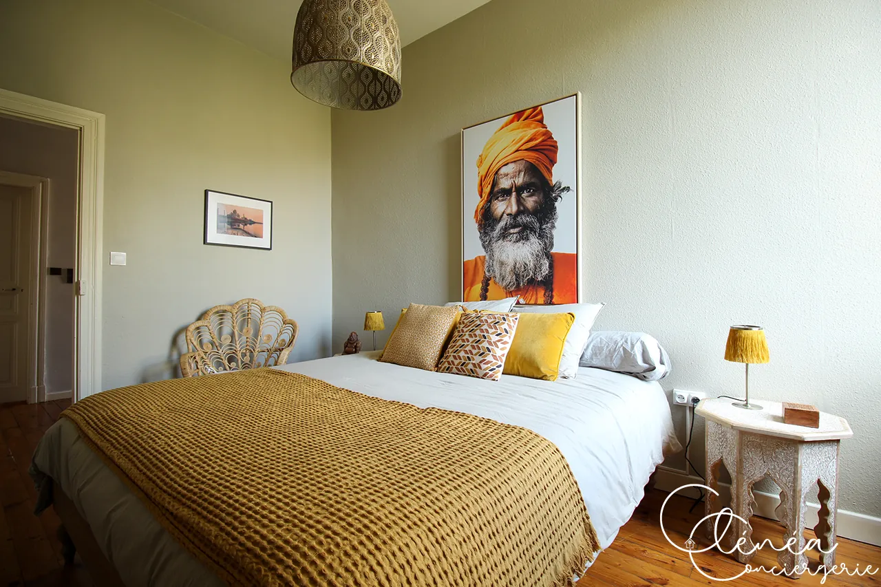Évasion — Chambre Rêve Indien vue depuis l'entrée, aux murs vert olive