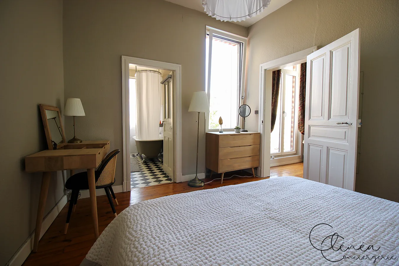 Évasion — Chambre Le Cocon d'Antan, avec sa salle d'eau attenante et sa coiffeuse
