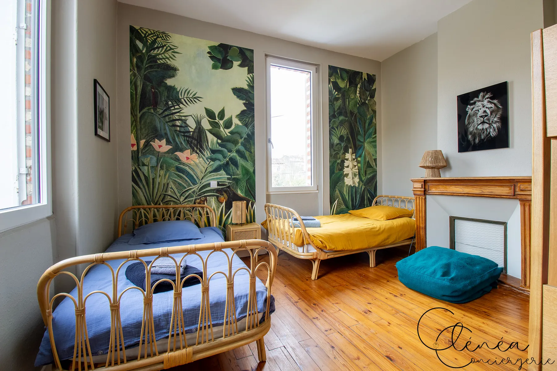 Évasion — Chambre Jungle : papier peint tropical, lit en rotin et lit simple