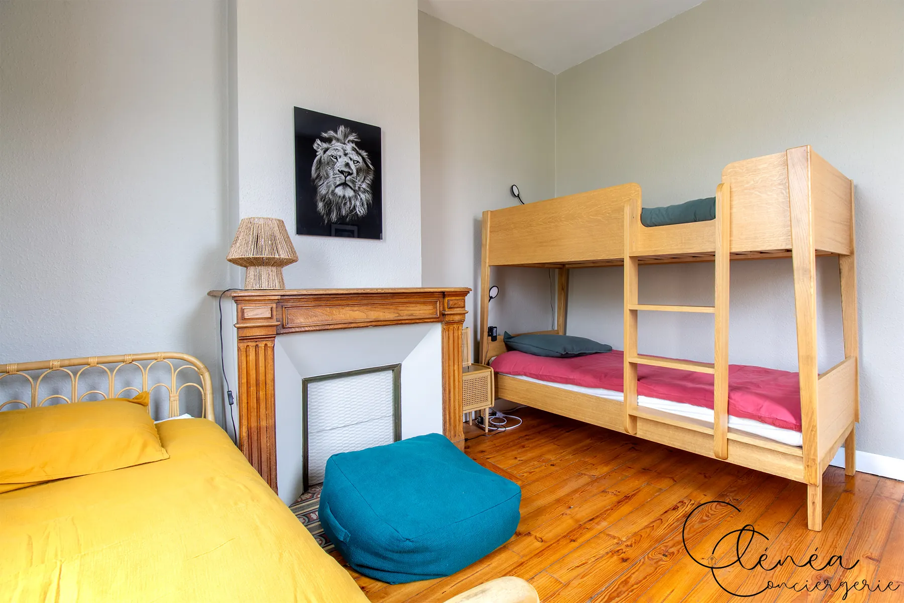 Évasion — Chambre Jungle : lits superposés et lit simple, devant une cheminée en marbre