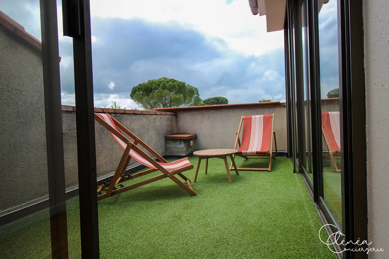 Évasion — Terrasse privative de la chambre des combles, avec transats