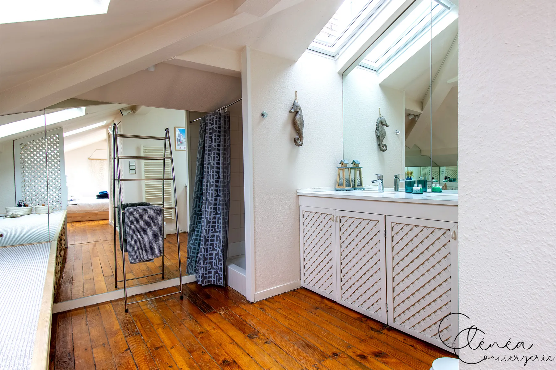 Évasion — Salle d'eau ouverte des combles, avec double vasque et parquet