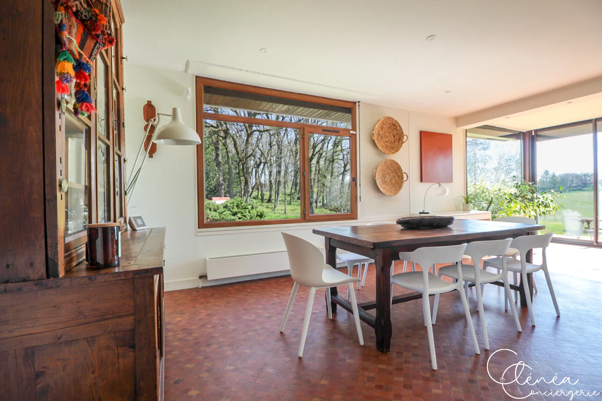 GreenOak — Table de la salle à manger devant une grande fenêtre donnant sur les chênes du jardin