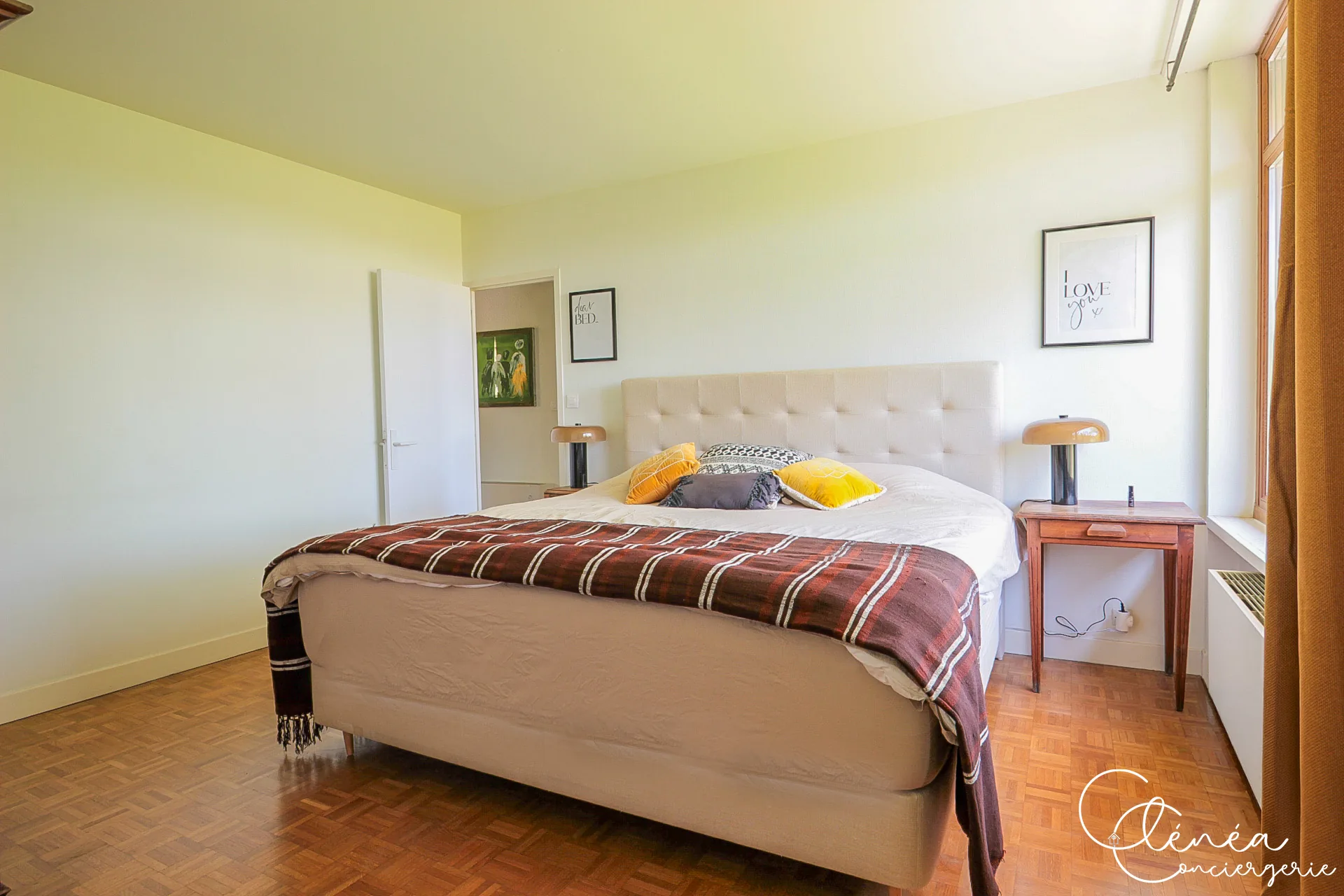 GreenOak — Chambre spacieuse avec grand lit à tête capitonnée beige, table de chevet et parquet