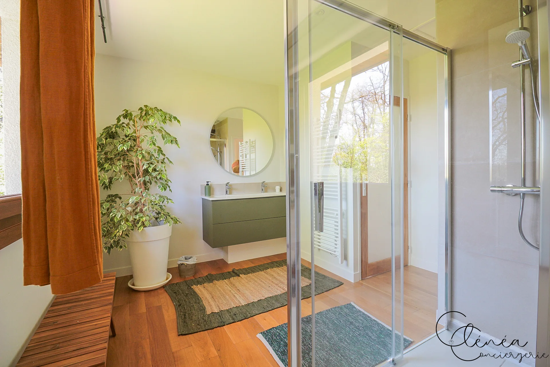 GreenOak — Salle de bain avec cabine de douche vitrée, meuble double vasque vert et sèche-serviettes
