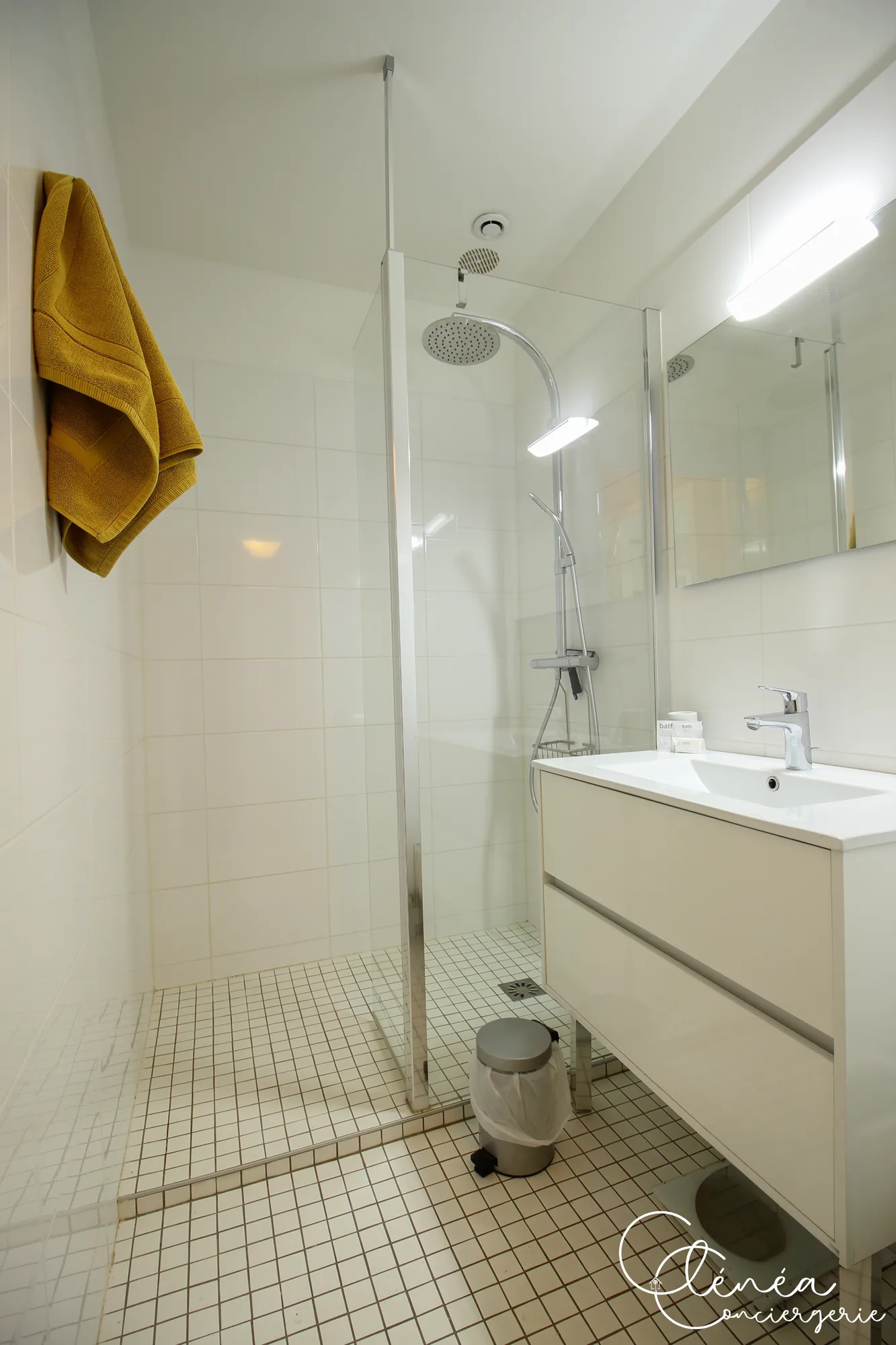 GreenOak — Salle d’eau avec douche à l’italienne, paroi vitrée, meuble vasque et serviette moutarde