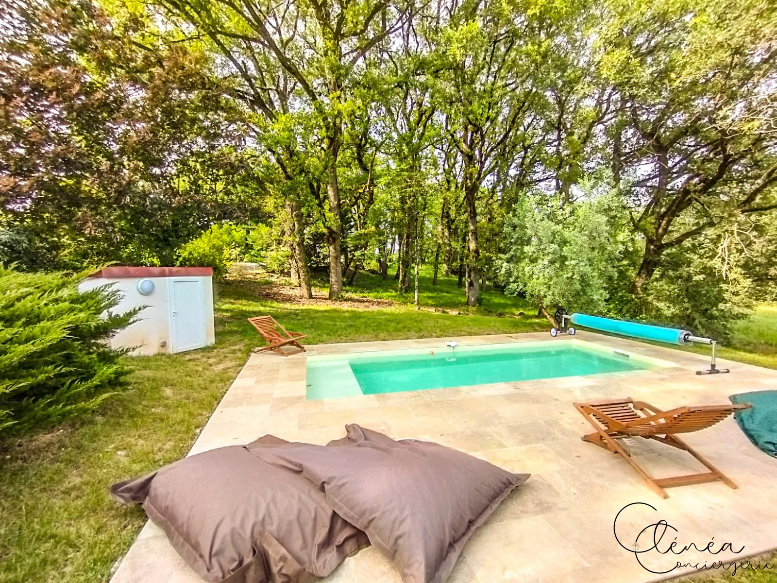 GreenOak — Plage de piscine avec poufs d’extérieur et chiliennes en bois, sous les arbres du jardin