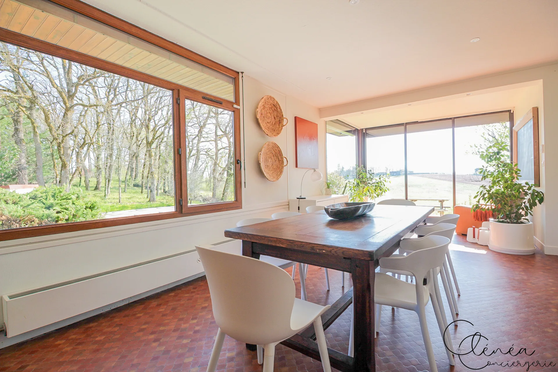 GreenOak — Salle à manger largement vitrée donnant sur les chênes du jardin et les champs