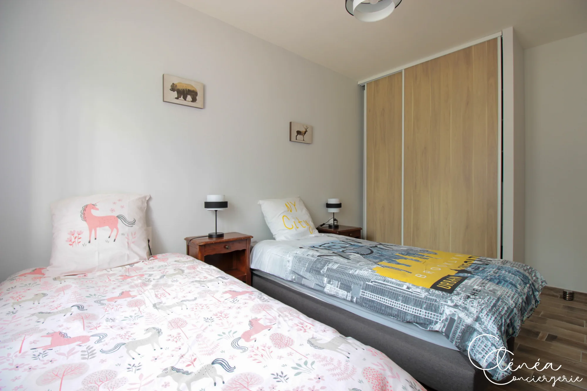 La Vigne — Les deux lits simples de la chambre 4, séparés par une table de chevet, devant le placard coulissant.