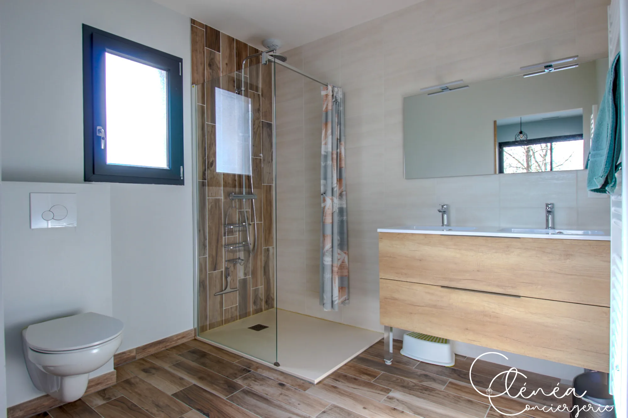 La Vigne — Salle d’eau privative avec douche à l’italienne, double vasque sur meuble bois et WC suspendu.