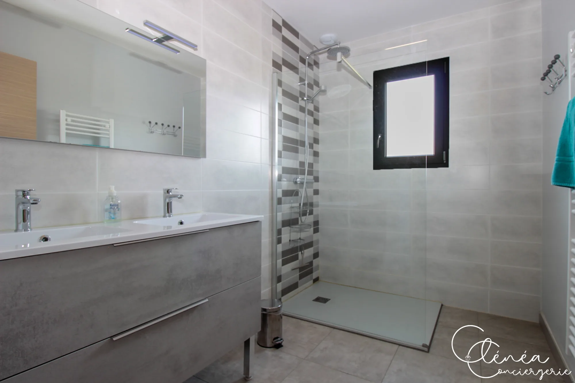 La Vigne — Salle de bain principale avec douche à l’italienne, double vasque et sèche-serviettes.