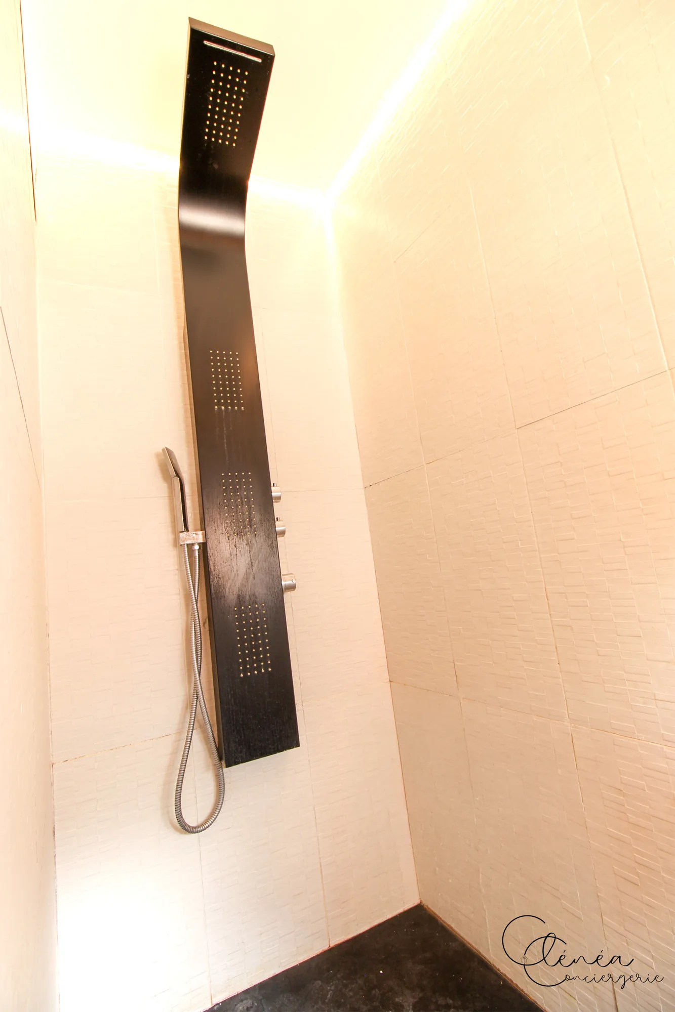 Le Quinze — Douche à l’italienne carrelée équipée d’une colonne de douche noire