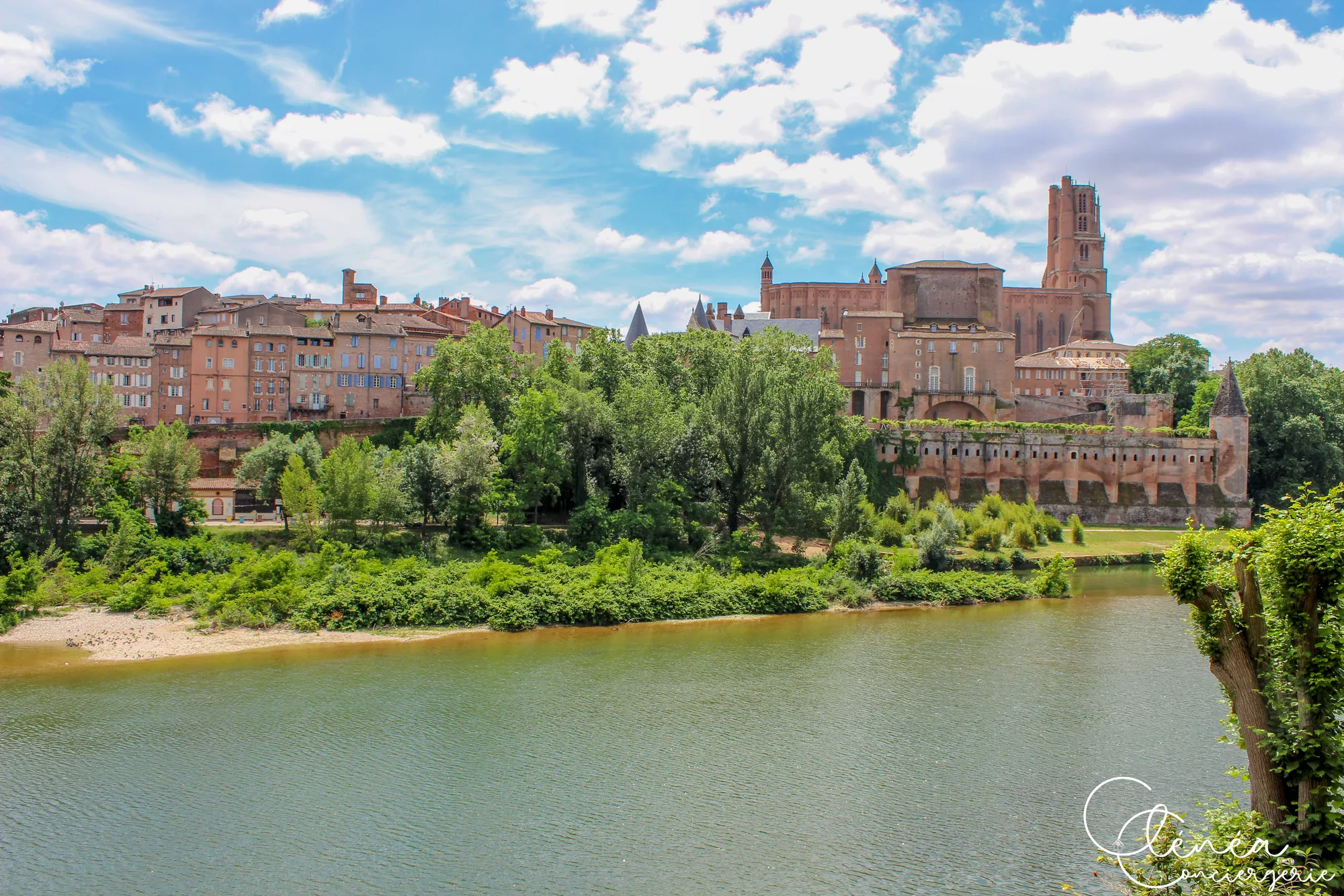 Saudade d’Albi — La cathédrale Sainte-Cécile et le Palais de la Berbie dominant le Tarn, vus depuis la rive opposée.