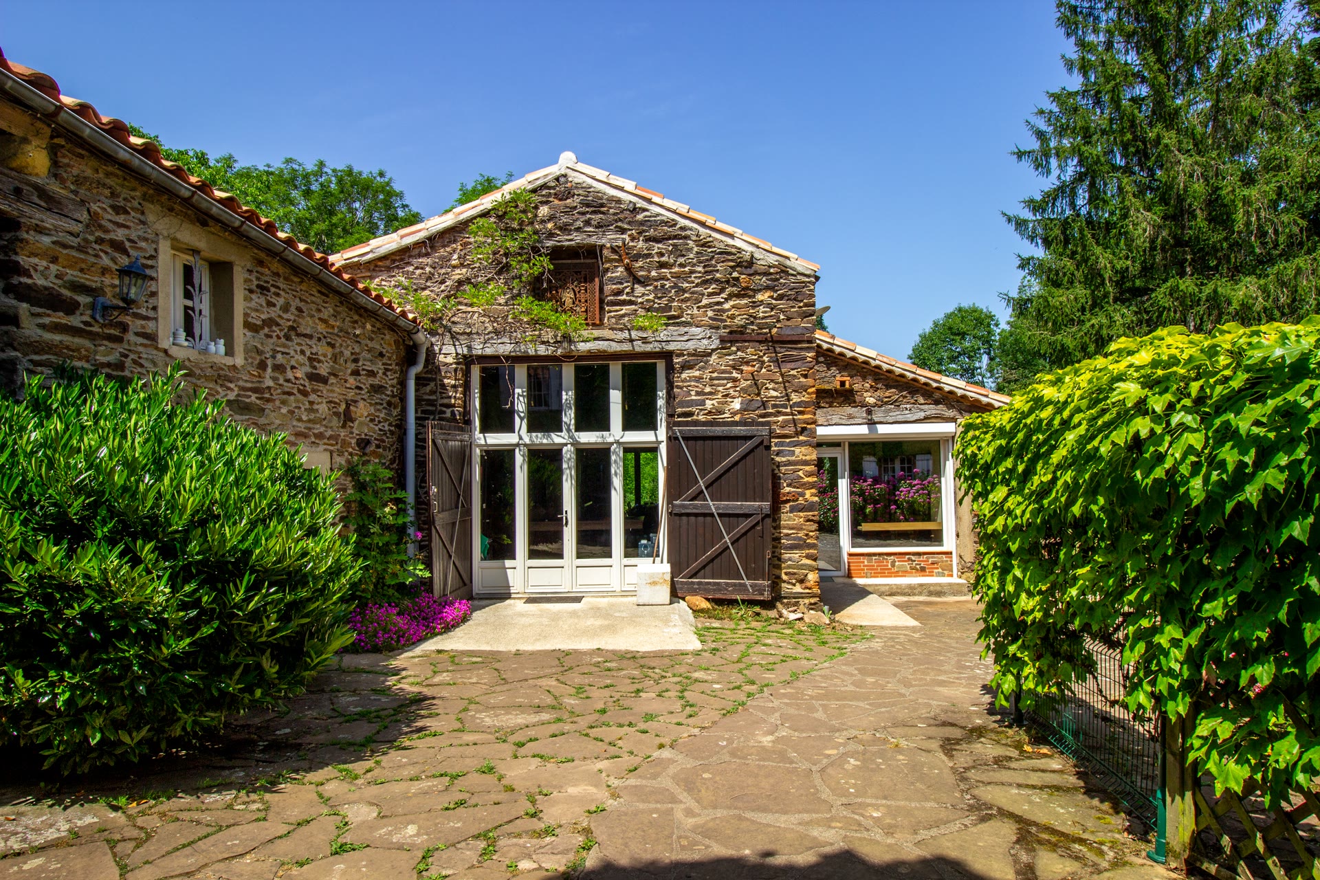 Photographie d’intérieur réalisée pour une location saisonnière dans le Tarn (exemple 9)
