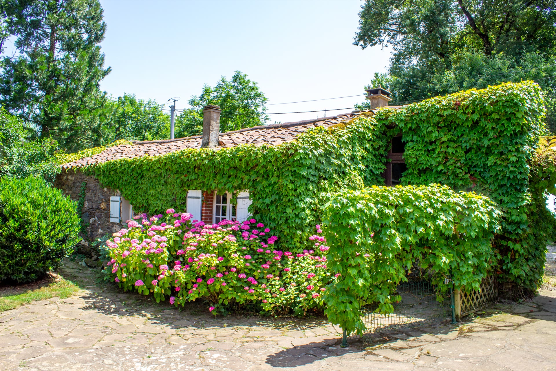Photographie d’intérieur réalisée pour une location saisonnière dans le Tarn (exemple 10)