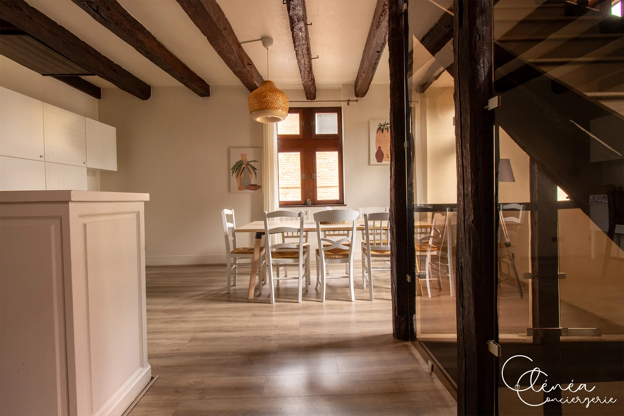 Sous les Toits de Sainte Cécile — Palier vitré avec poutres apparentes donnant sur la table à manger et la cuisine