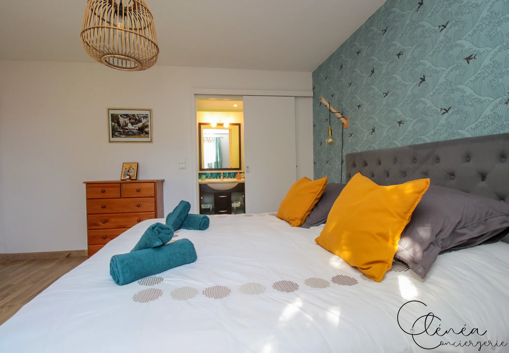 Villa Chanoine — La chambre 1 avec sa commode et la porte coulissante ouverte sur la salle d'eau attenante.