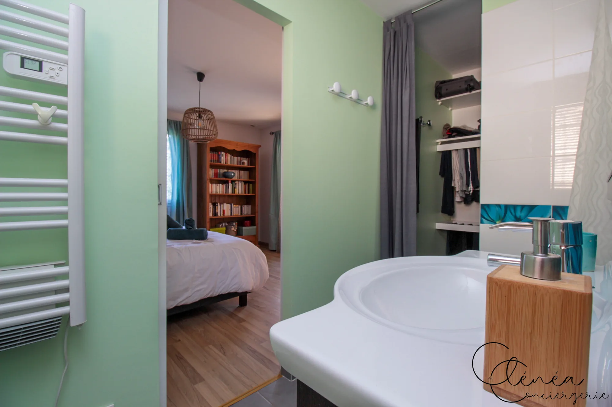 Villa Chanoine — La salle d'eau attenante avec sa vasque, son espace dressing derrière un rideau et l'ouverture sur la chambre.